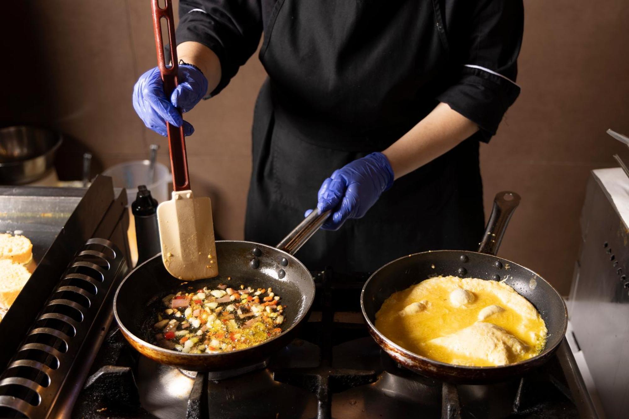 Alia Palace Hotel - Adults Only 16+ خالكيذيكي المظهر الخارجي الصورة A chef cooking