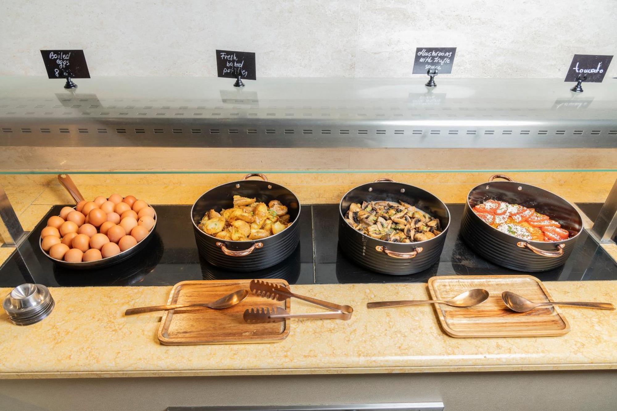 Alia Palace Hotel - Adults Only 16+ خالكيذيكي المظهر الخارجي الصورة A breakfast buffet at a hotel