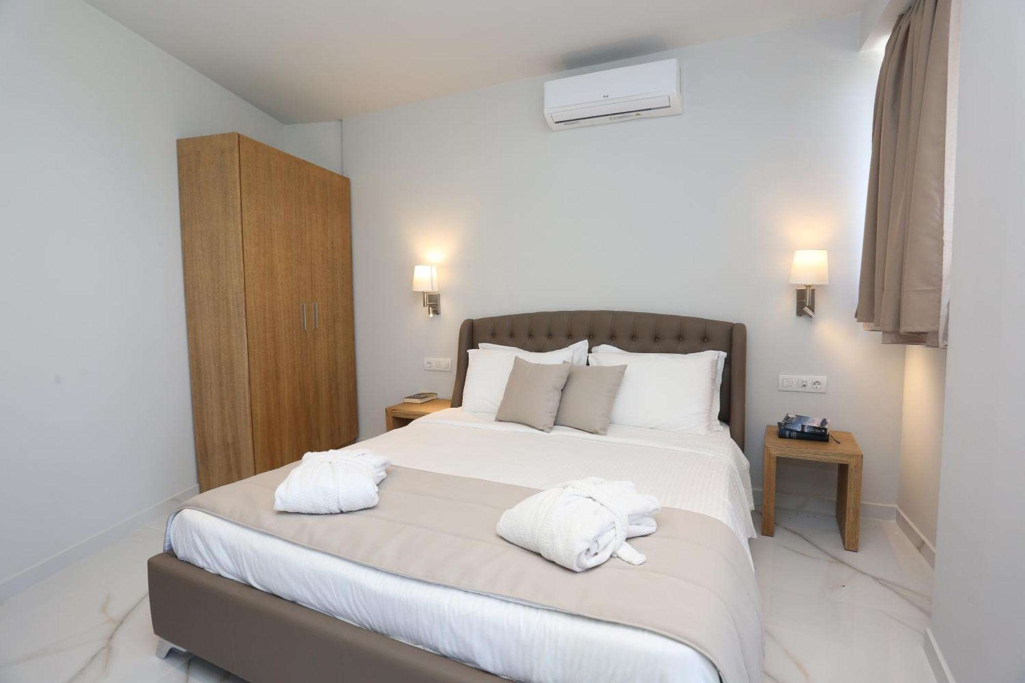 Alia Palace Hotel - Adults Only 16+ خالكيذيكي المظهر الخارجي الصورة A bedroom in a hotel