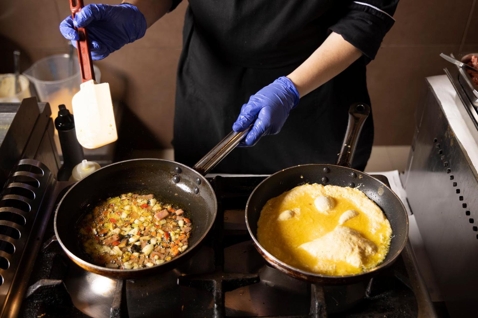 Alia Palace Hotel - Adults Only 16+ خالكيذيكي المظهر الخارجي الصورة A chef cooking with a wok