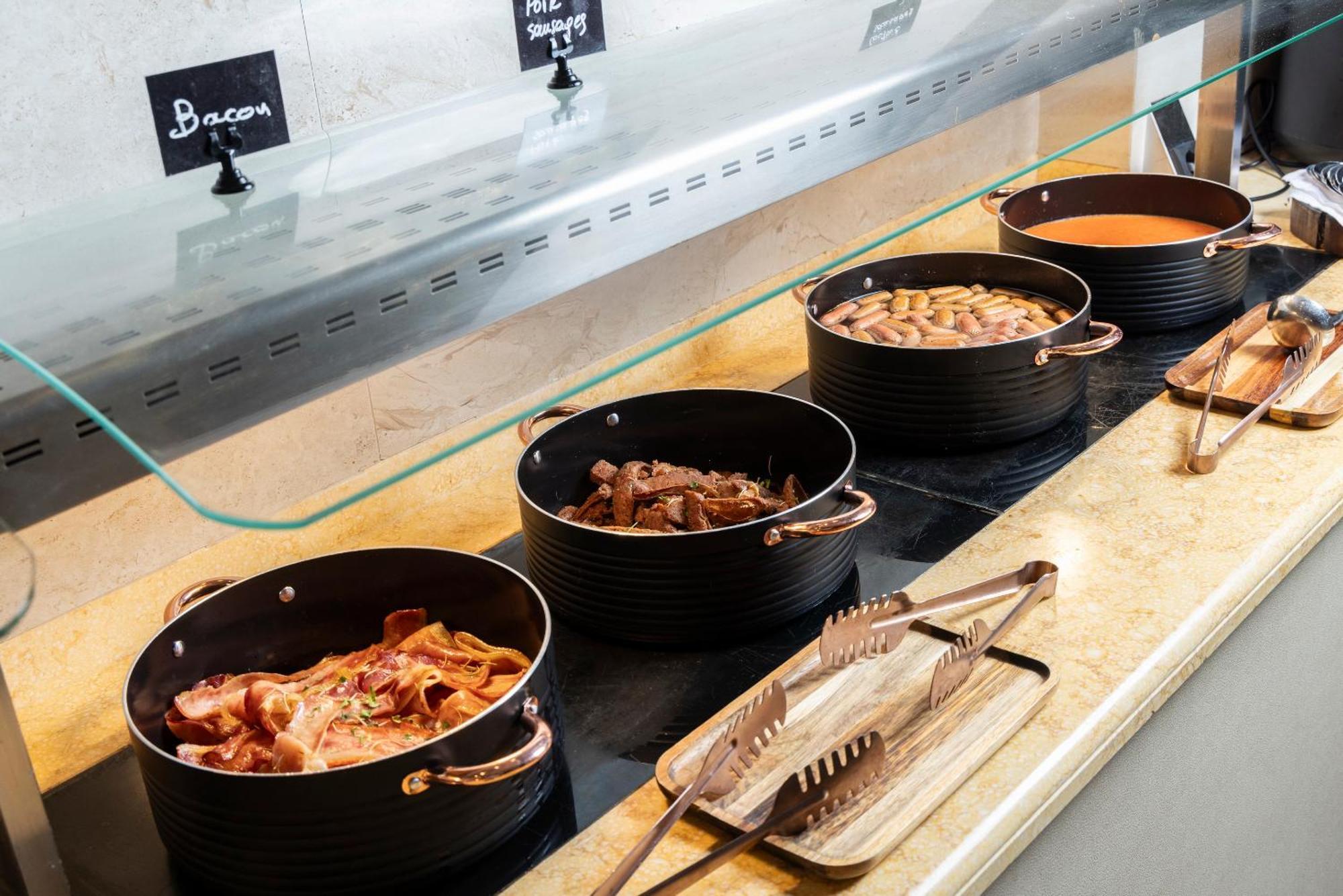 Alia Palace Hotel - Adults Only 16+ خالكيذيكي المظهر الخارجي الصورة Bacon, sausage, chicken and cheese at a salad bar