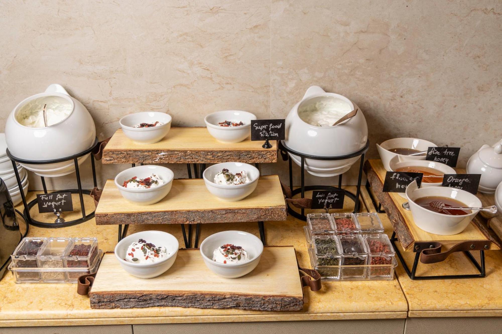 Alia Palace Hotel - Adults Only 16+ خالكيذيكي المظهر الخارجي الصورة A selection of teas at a buffet