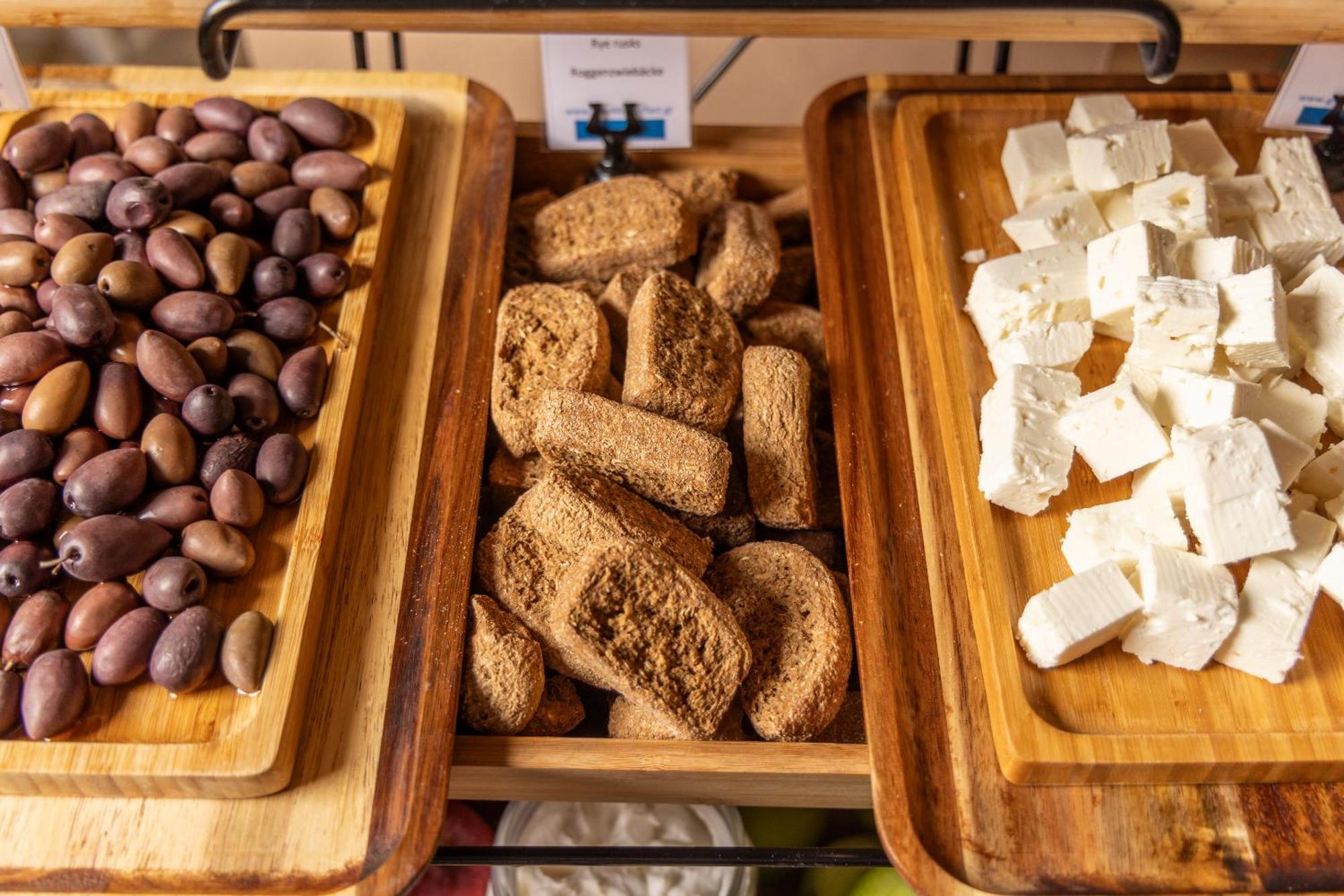 Alia Palace Hotel - Adults Only 16+ خالكيذيكي المظهر الخارجي الصورة Feta cheese with olives and halva